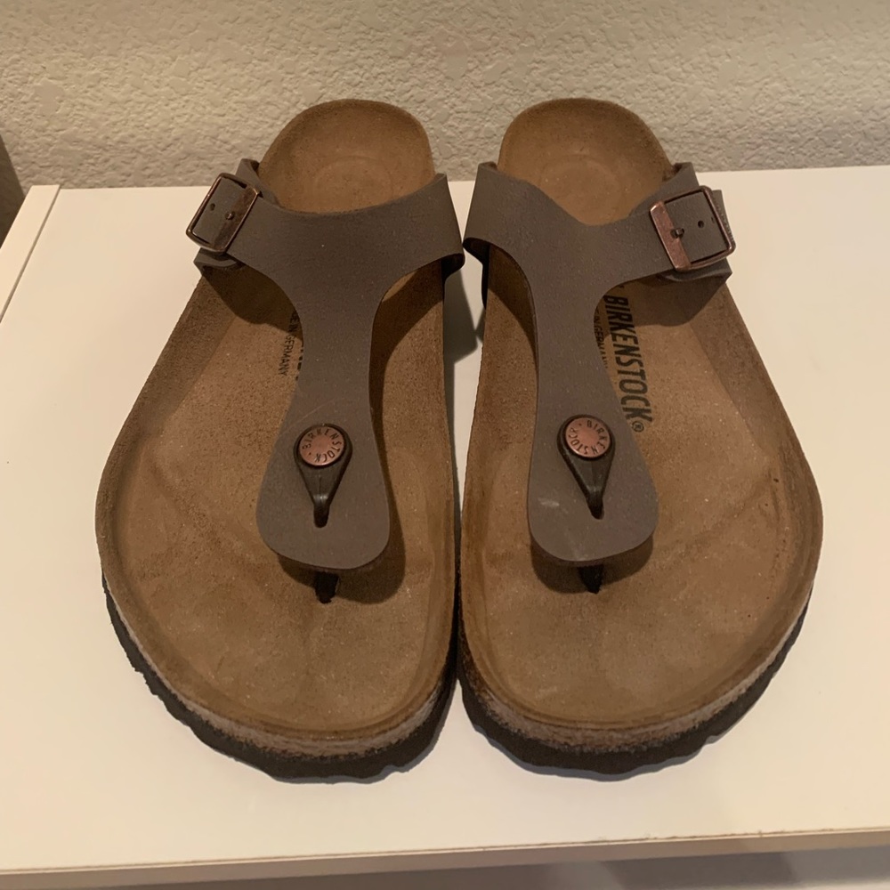Birkenstock Gizeh Sandal in Mocca